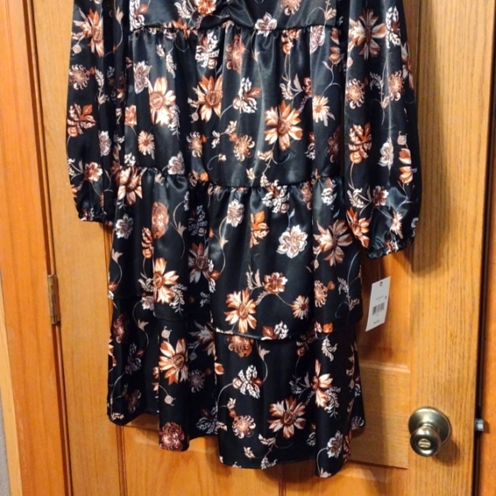 Flower Pattern Flowy Dress - Picture 3 of 5